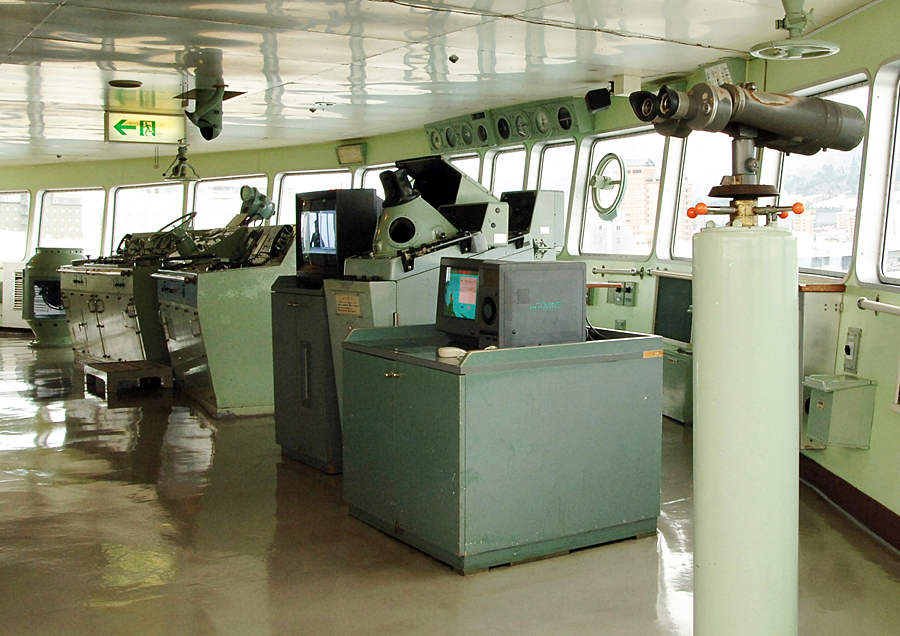 操舵室では各種機器に自由に触れる 操舵室の各種機器