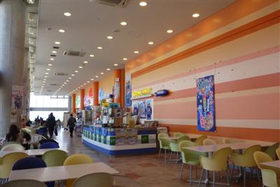 気軽に利用できる開放的なフードコート