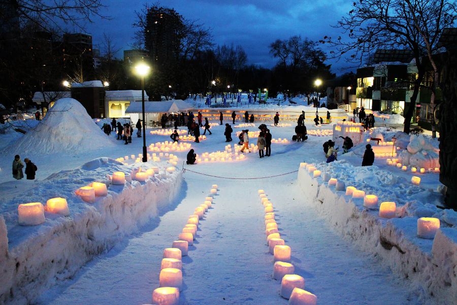 夜の公園が、スノーランタンの明かりで美しく照らされる スノーランタン