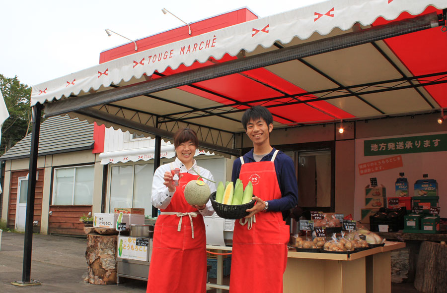 優しく出迎えてくれる「峠マルシェ」のスタッフ