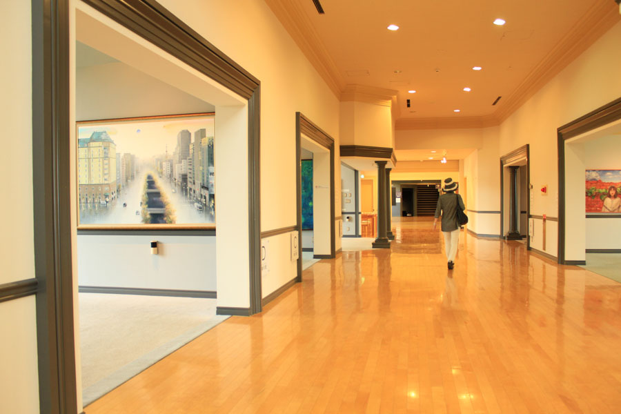 道内の学生たちの秀逸な絵が並ぶ美術館 美術館館内