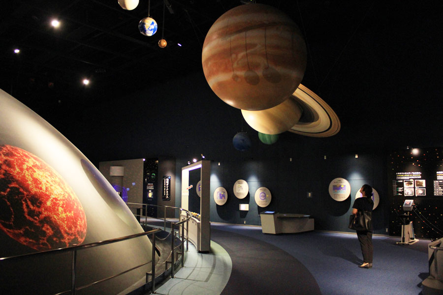 大きな地球ドーム(写真左)を一周するまでに、宇宙と地球の成り立ちを学ぶことができる 地球ドーム