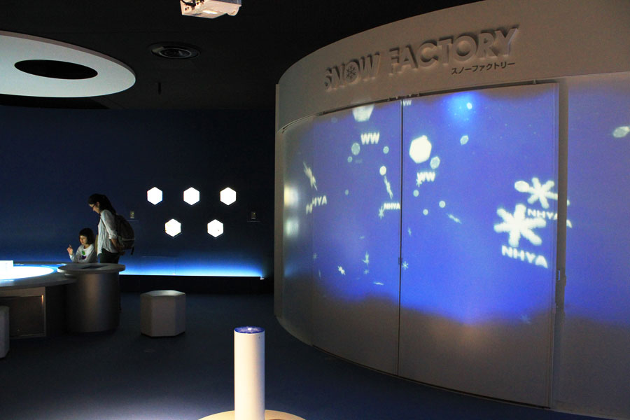 スクリーンに映し出される雪の結晶 スクリーン