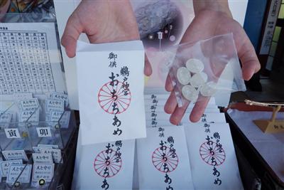 神宮職員の手により作られている素朴な味わいの「おちちあめ」