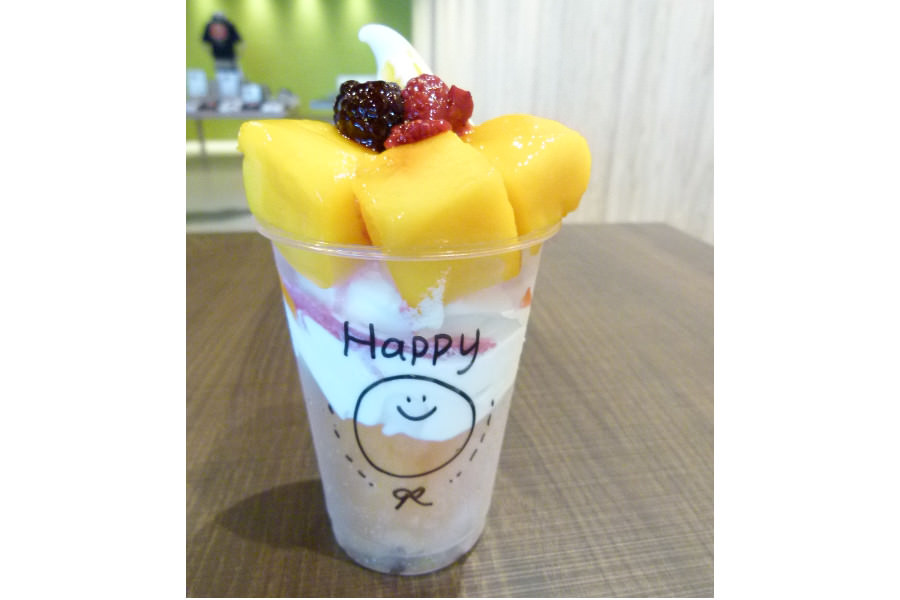 「クラッシュマンゴー」(630円)。マンゴーの果汁で作ったクラッシュアイスは、濃厚な甘みでさっぱり。カットマンゴーもトッピングされてぜいたくな味わい 「クラッシュマンゴー」(630円)