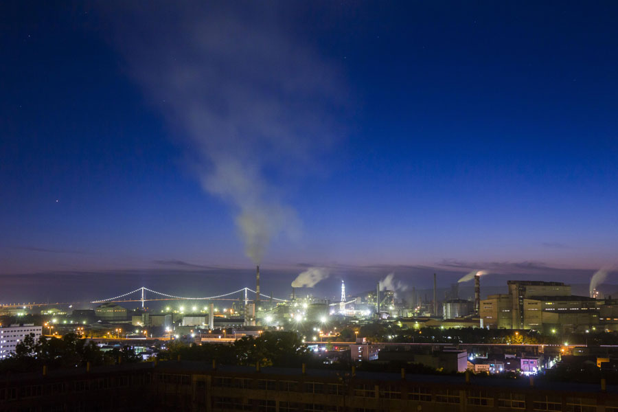 煙突から吹き出す水蒸気と工場群の輝き。ものづくりのまちの活きている姿がここにある