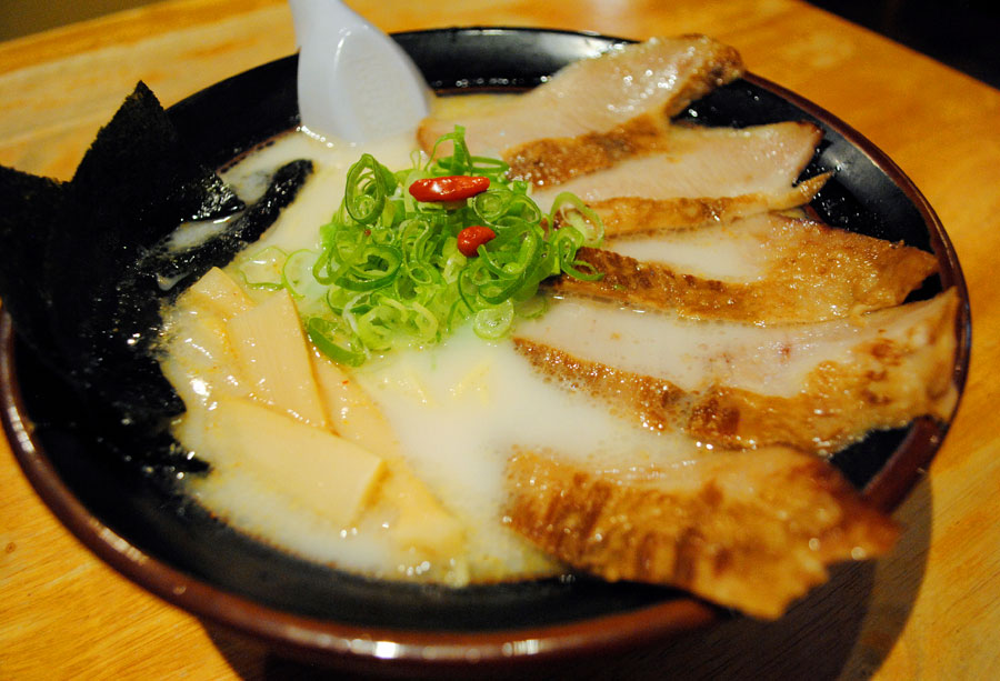 ラーメンは豚骨ベースのあっさり風味が特徴だ