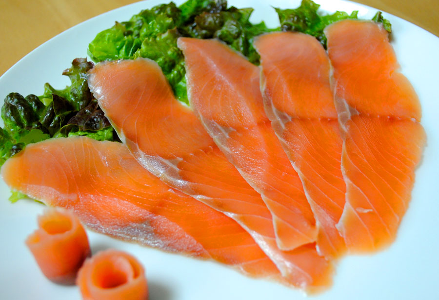 地場のサクラで燻煙した製品は、まさにメイド・イン・知床