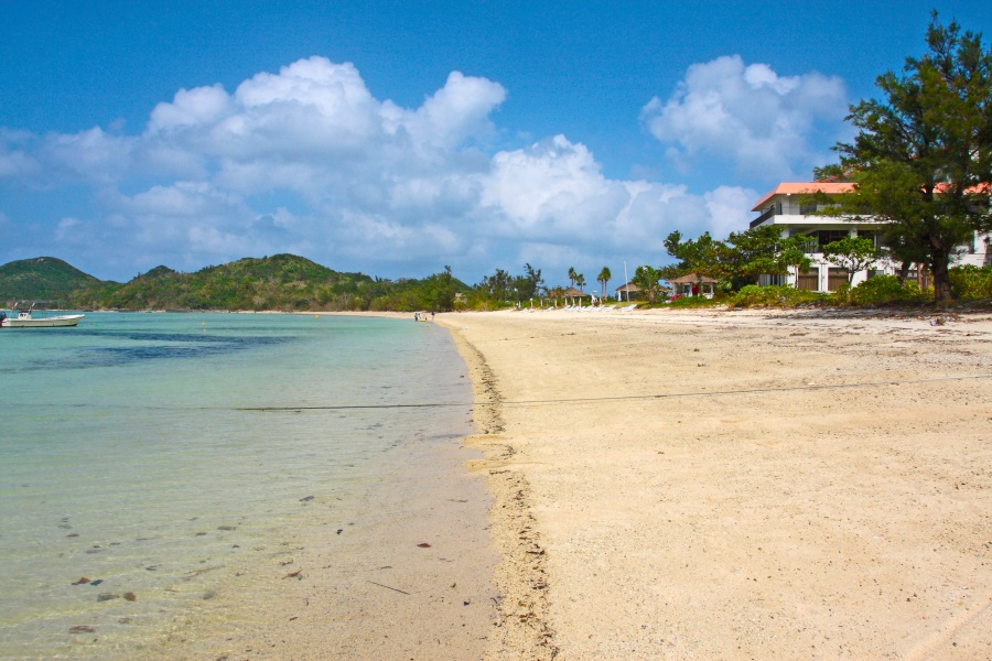 白砂のロングビーチと碧い海のコントラストにそよぐ亜熱帯の風 写真:富山義則 石垣シーサイドホテルのビーチ