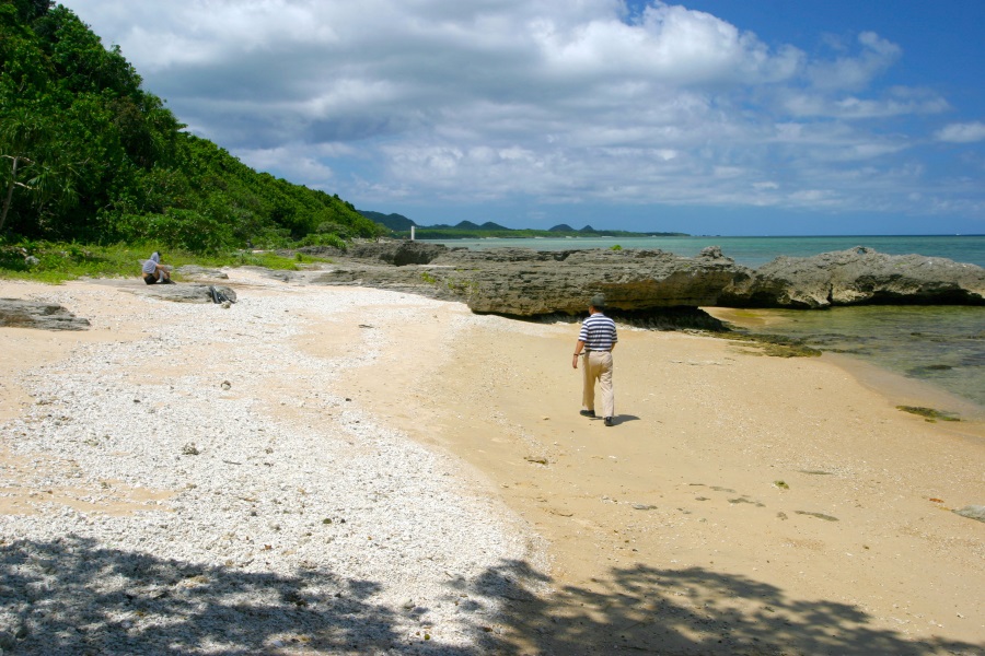 シマンチュも仕事の途中にひと休みしにくるのんびりビーチ 撮影:富山義則 シマンチュも仕事の途中にひと休みしにくるのんびりビーチ