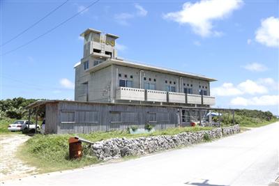 目の前は海岸で、「西の浜」までは徒歩5分