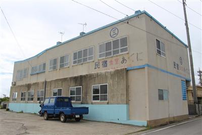 粟国港から粟国村役場へと続くメイン通りに位置している
