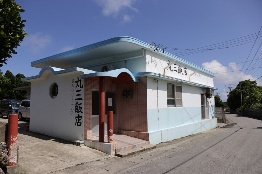 場所は島中央部の村役場にほど近いため、港からの徒歩は厳しい 場所は島中央部の村役場にほど近いため、港からの徒歩は厳しい