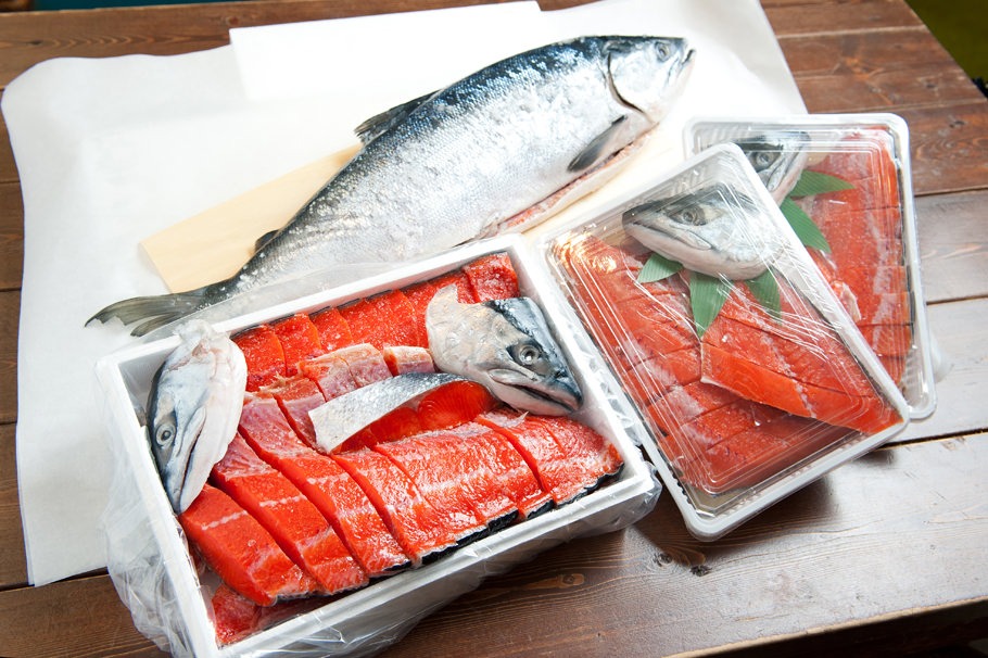 切り身になっているので、後は焼くだけ。 北洋産紅鮭