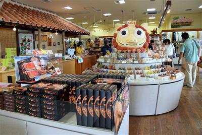 お土産選びに迷ったら、お店の方におすすめを聞くこともできる