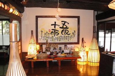 温かい明かりが灯る店内には、民芸品や土産物のコーナーも