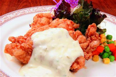 長年愛される老舗のチキン南蛮は、丸鶏からさばくこだわりの味