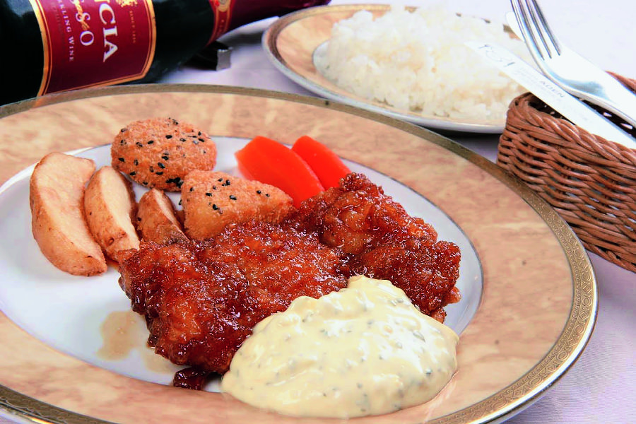 混雑必死の人気店「アデン」のチキン南蛮