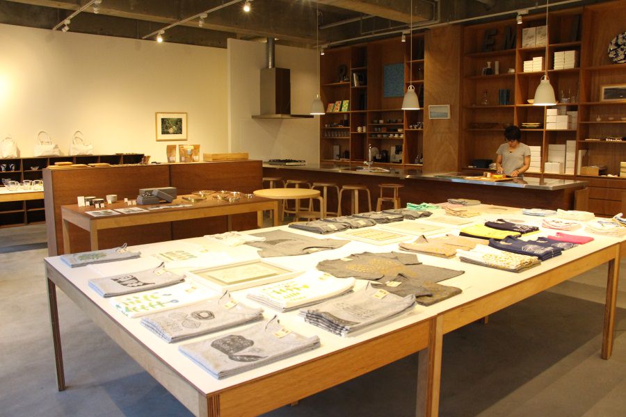 広々と温かみのある空間で、ひとつ一つを見せる陳列がされている。 広々と温かみのある空間で、ひとつ一つを見せる陳列がされている