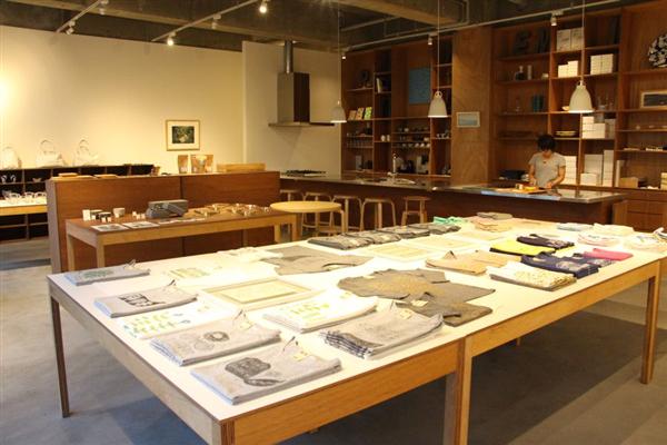 沖縄県内で活躍するアーティストの作品が並ぶ