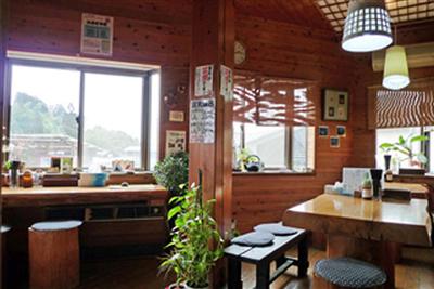 木のぬくもりを感じさせる「蒸し鶏工房 白地商店」の店内