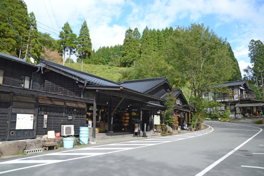 豆腐店のほか、喫茶や土産物の店などが併設する「岡本とうふ店」 豆腐店のほか、喫茶や土産物の店などが併設する「岡本とうふ店」