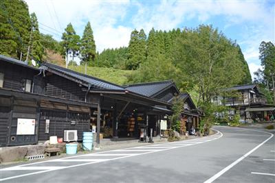 豆腐店のほか、喫茶や土産物の店などが併設する「岡本とうふ店」