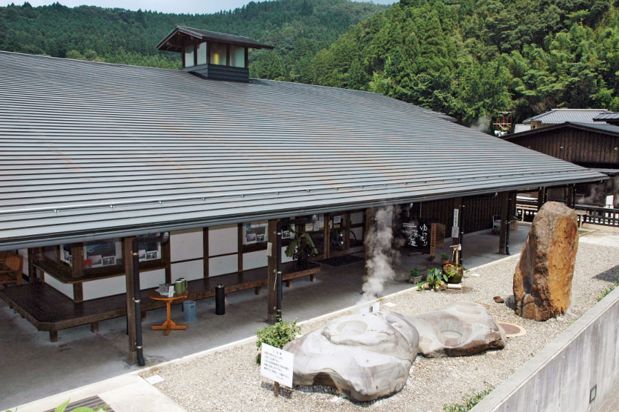 地元の木材がふんだんに使われた温泉施設「たけの湯温泉館」 地元の木材がふんだんに使われた温泉施設「たけの湯温泉館」