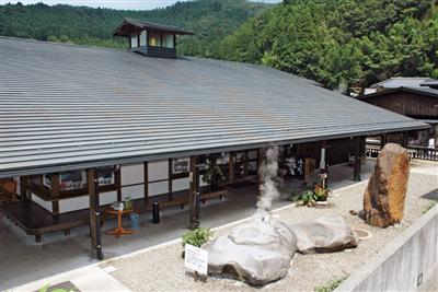地元の木材がふんだんに使われた温泉施設「たけの湯温泉館」