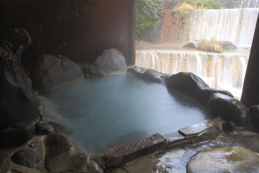 豊富な湯の花により乳白色の「滝の湯」。目前の滝から轟音が響く