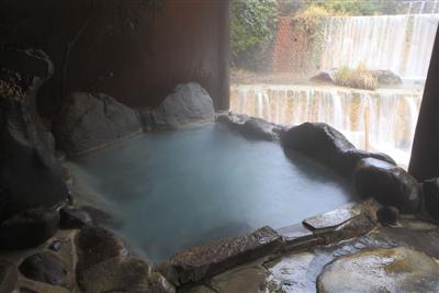 豊富な湯の花により乳白色の「滝の湯」。目前の滝から轟音が響く