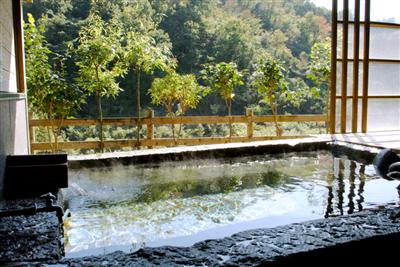 南の1の湯。1棟ずつ造りも景色も異なる「守護陣温泉」