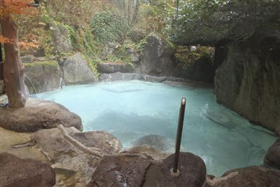 広大な貸し切り露天風呂は、立ち寄りでの利用も可能
