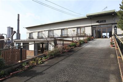 宿泊施設と休憩所のそばに11基の蒸し器を備えている