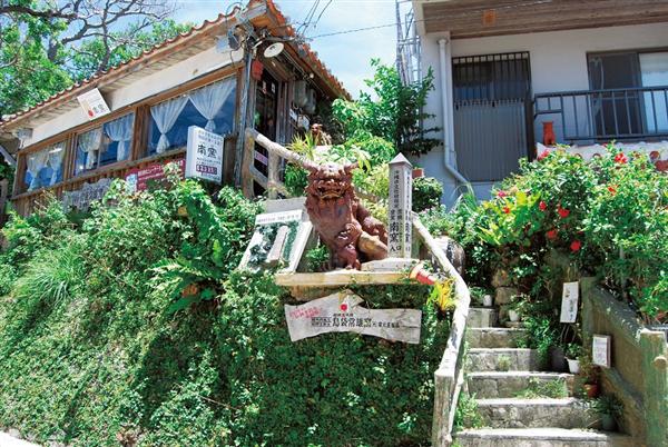 シーサーや器が展示販売されている