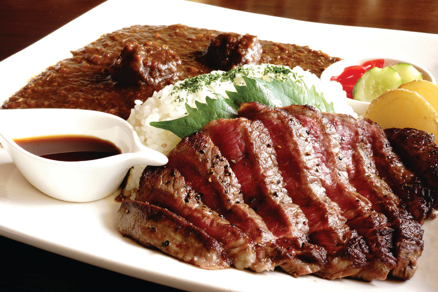 「あか牛ステーキカレー」は、まるでんの一番人気メニュー 「あか牛ステーキカレー」は、まるでんの一番人気メニュー