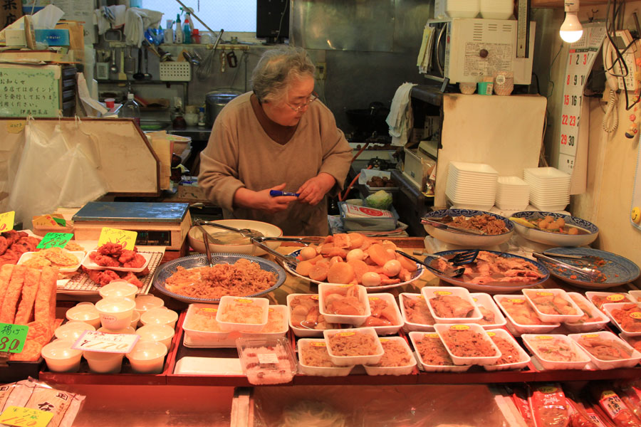 手作りの惣菜選びも妙見市場の楽しみ