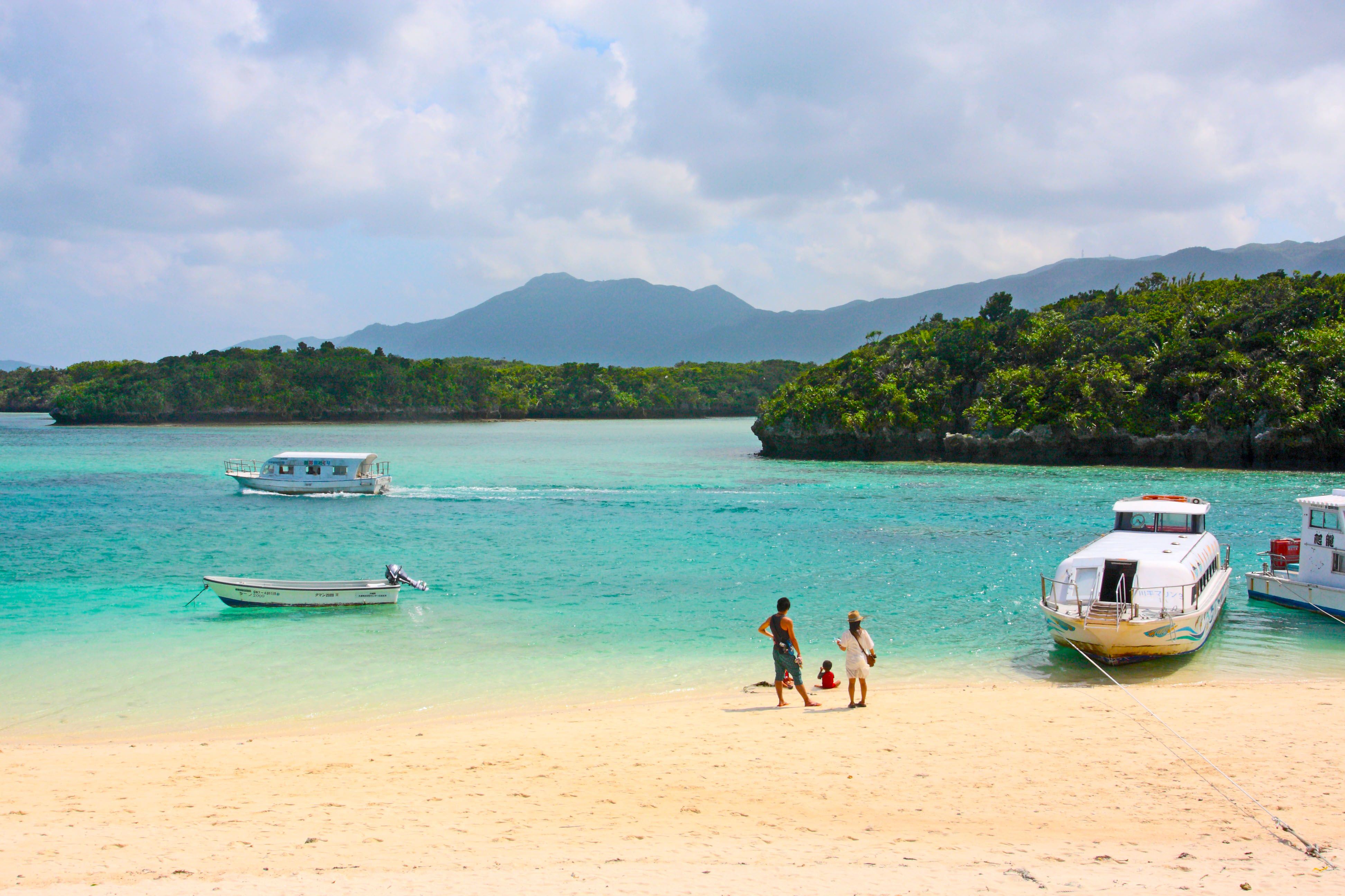 川平湾は独特です。太陽の位置によって刻々と海の色が変化します 撮影:富山義則