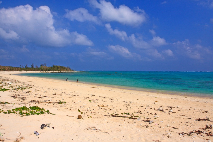 透明度の高い自然のロングビーチはビーチコーミングで楽しむべし 撮影:富山義則 ナータビーチ(長田浜)