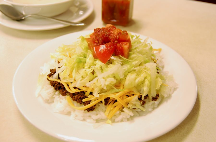 スパイシーなソースがよく合うタコライス550円（スープ付き）