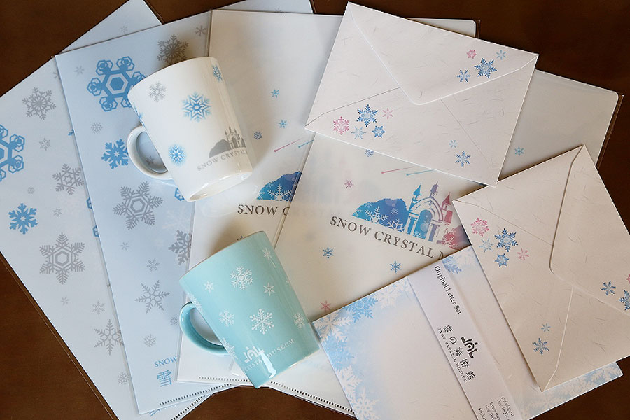 バラエティに富んだ商品を揃えた雪の美術館公式グッズ