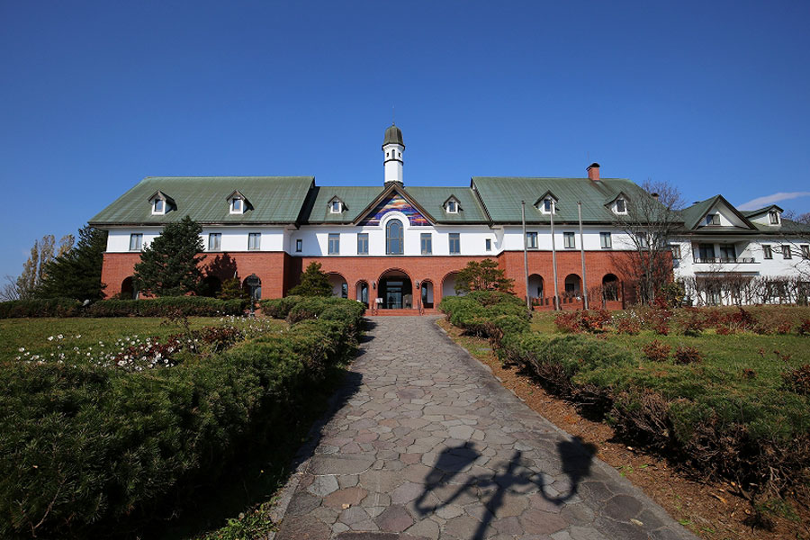 北海道の土で焼いた赤れんがや天然木を生かした建物も見どころ