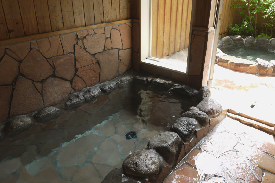 100%掛け流しの「春日」の湯は、とろとろなめらか 100%掛け流しの「春日」の湯は、とろとろなめらか