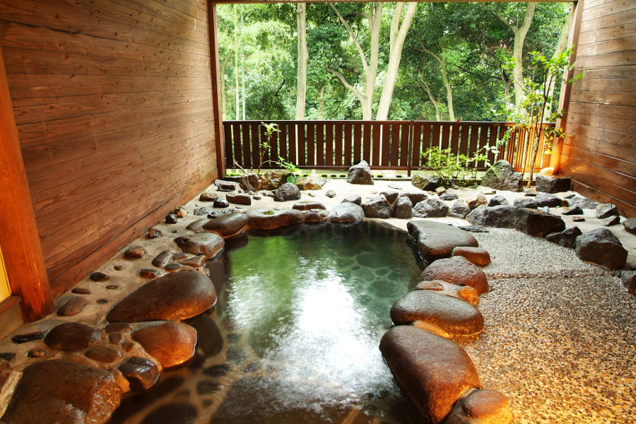 青々と繁った木々を眺められる「いまむら」の露天 青々と繁った木々を眺められる「いまむら」の露天