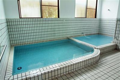熱めと適温で湯船が二つに仕切られた「すやま温泉」の女湯