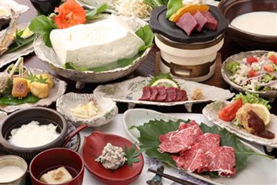 やまと旅館の「食事処わらび」では、豆腐のほか馬肉料理も並ぶ