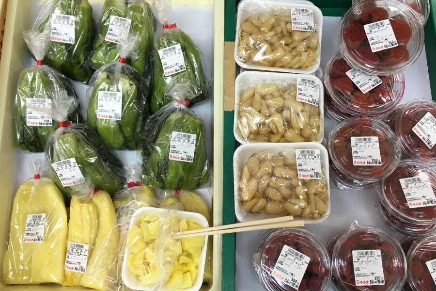 「ひらやま湯の里市」には新鮮野菜を使った漬物がずらり 「ひらやま湯の里市」には新鮮野菜を使った漬物がずらり