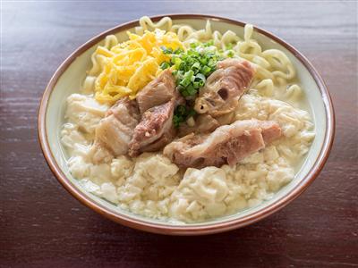 沖縄の伝統料理の「ゆしどうふ」と「沖縄そば