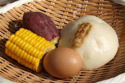 晴空の下で食べる地獄蒸しは、ひと味違う