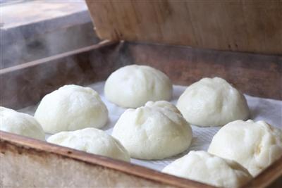 地獄釜で整列した蒸し上がりほくほくの「鉄輪豚まん」